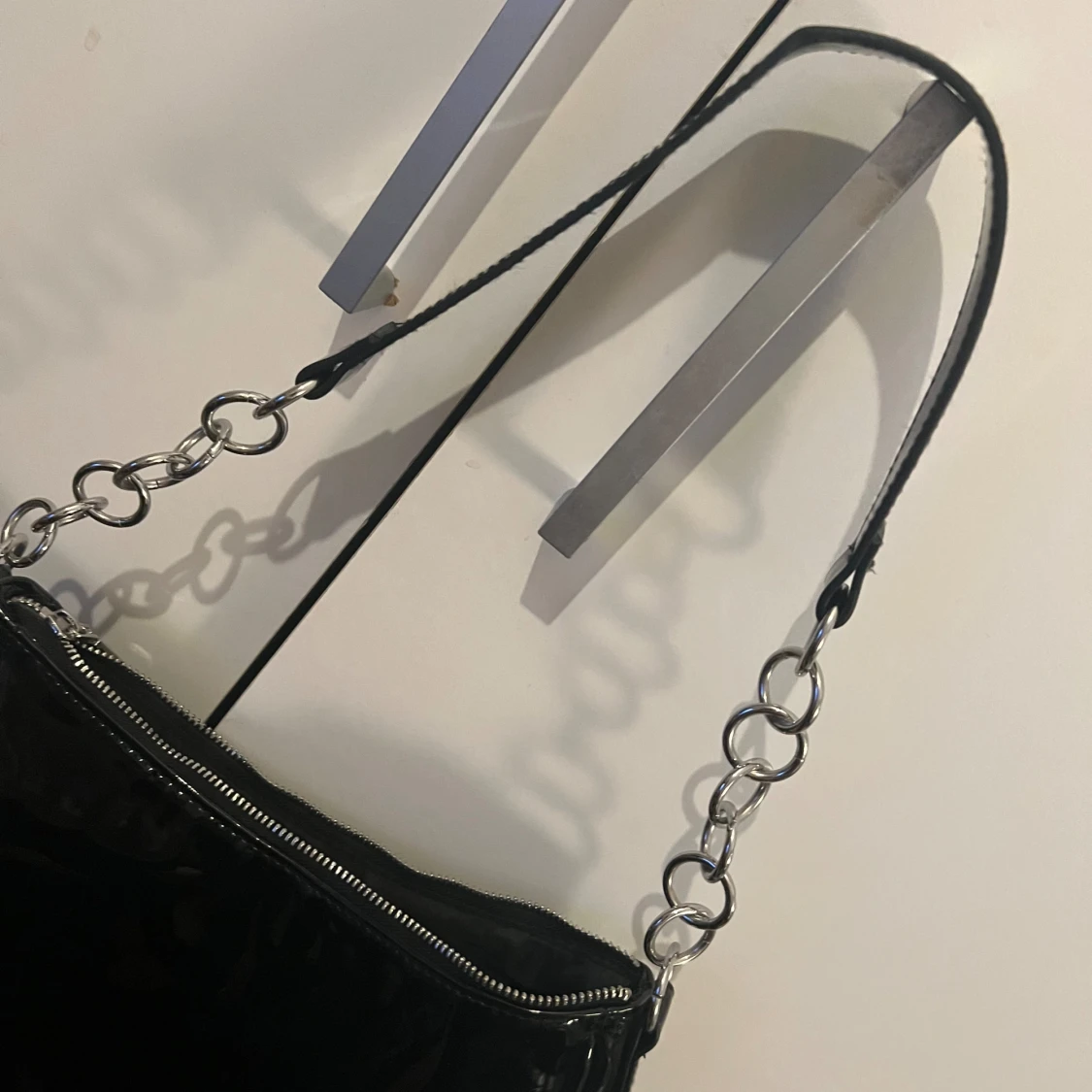 Svart axelväska med kedjedetaljer - 90