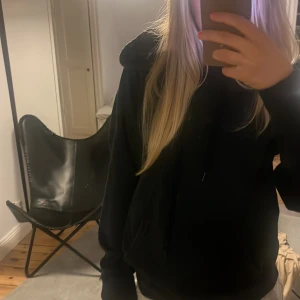 Svart hoodie - En svart hoodie i bra skick 🥰🥰