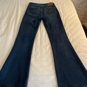 Marinblå Lee Jeans - Fina bootcut jeans från Lee💗 W29 L33 Midjemått 36cm (midwaist) Innerbensmått 80cm
