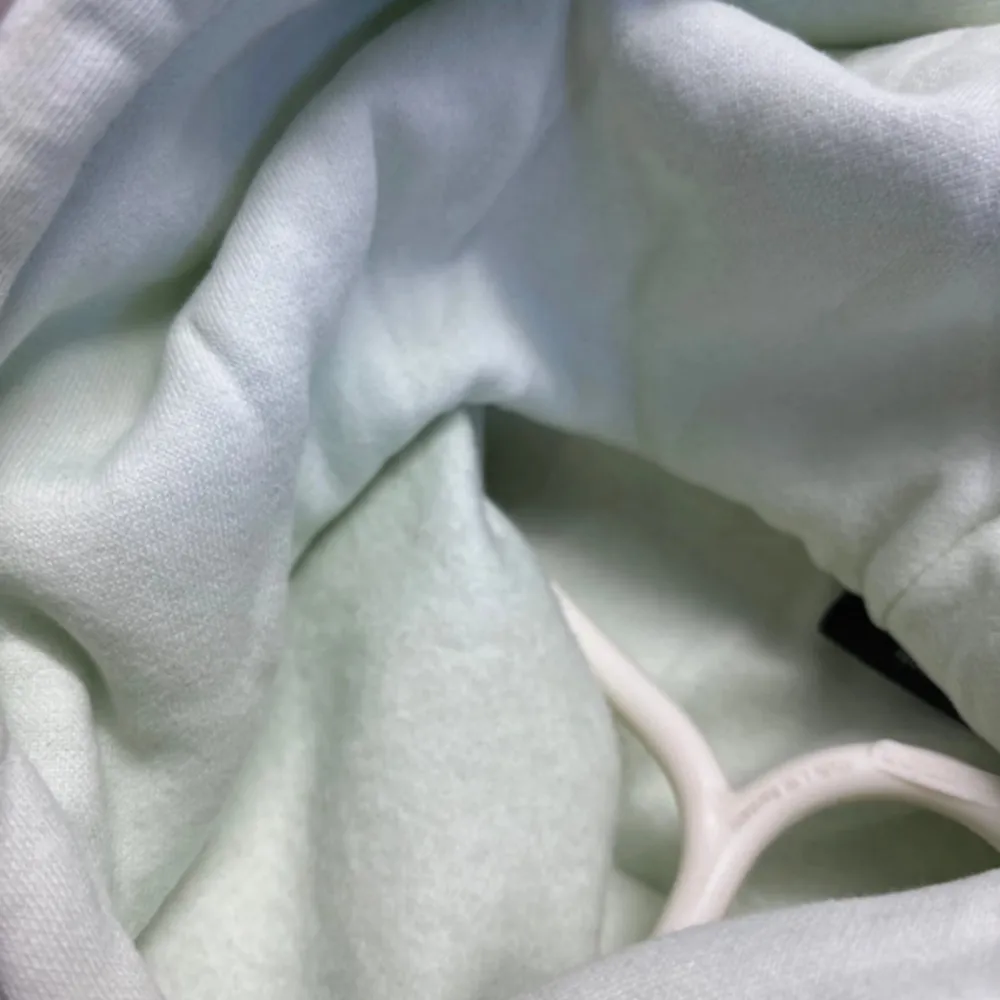 Garderobrensinggg, jätte skön ljus grön hoodie från hm, knappt använd och fortfarande ren som ny. Den är i storlek S den har ett tunt mjukt fluff som är jätte skön och håller dig varm. Köpt för 200kr men säljer såklart för ett billigare pris . Hupparit & Collegepaidat.