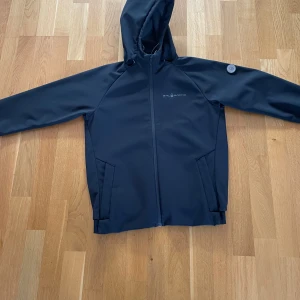 Sail racing jacka - Jackan är köpt för ca 1500kr. Använd Max 10 gånger,nyskick.  Liten i storleken