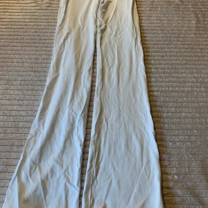 Gina yoga pants vita - Helt nya yoga pants från Gina, dom är helt oanvända och därmed inga skador eller tecken på användning. Skriv om frågor eller funderingar💗