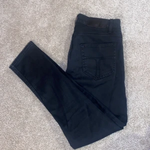 Tiger of sweden jeans - Svarta nästan alldirg andvönda tiger of sweden jeans för endast 599. Ny pris ligger på ca 2499. Slim fit.