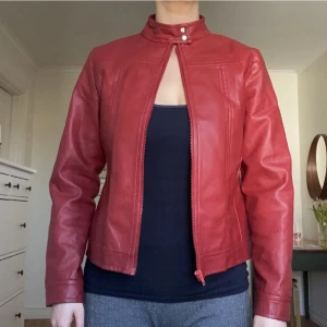 Röd skinnjacka - Säljer den här jättefina röda äkta skinnjackan i jättebra skick för 200kr. Storlek M men passar S-M. Perfekt nu till hösten! Skriv för fler frågor 💕