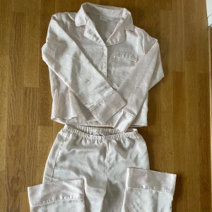Satin pyjamas  - Vit botten med rosa leopardmönster från Gina Young storlek 145/152