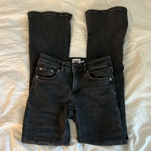 Lågmidjade jeans - Lågmidjade jeans från lager 157 i modellen low boot❤️ Säljer då de är för små så har tyvärr inga bilder på. Storlek XXS/short