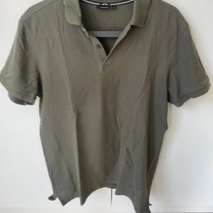 J.Lindeberg pikétröja  - Säljer denna snygga J.Linderberg pikétröjan då den inte används längre. En perfekt golf tröja men funkar även att ha som en vanlig piké.