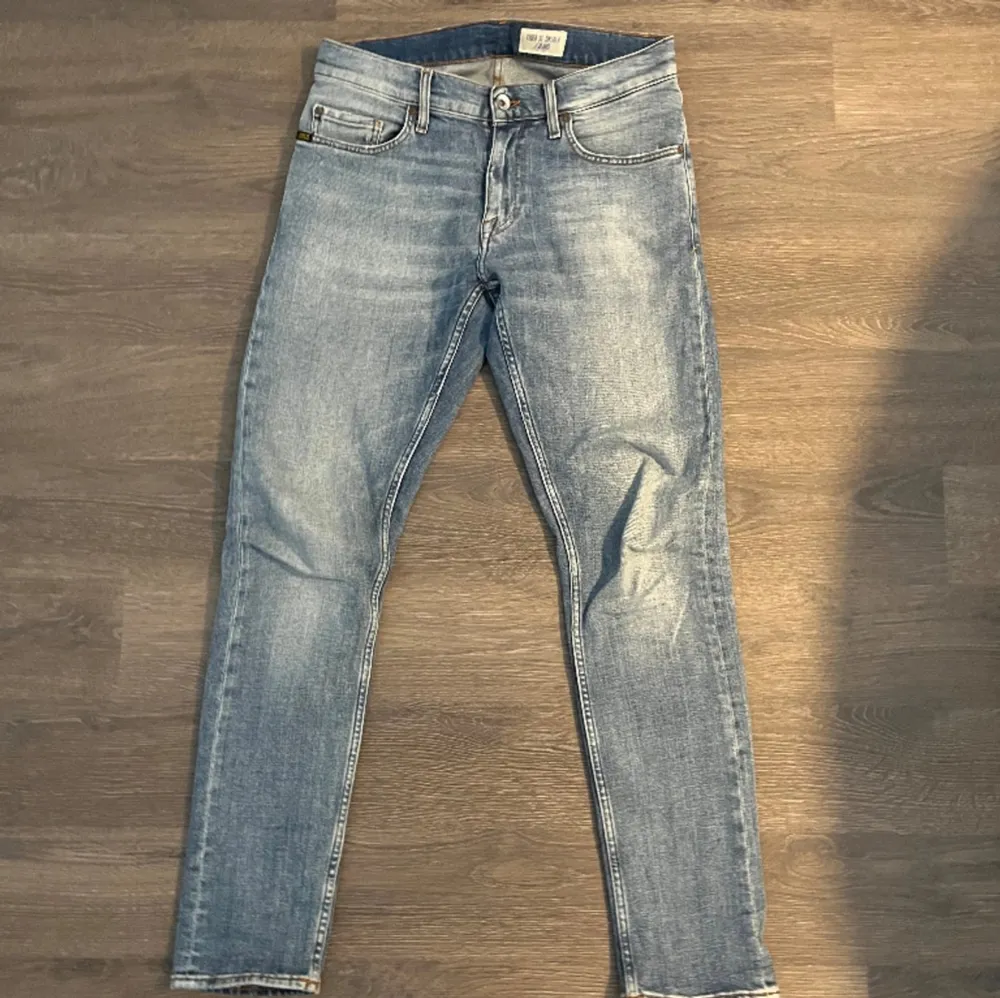 Tiger of sweden jeans i slim modell. Väldigt bra skick (9/10). Vårat pris är 399kr (nu 349) Storlek W28 L32. Tveka inte att höra av dig vid eventuella frågor!👍🏼. Jeans & Byxor.