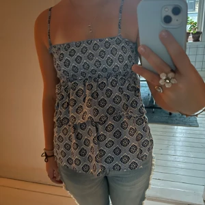 Gina blus/topp - Superfin ginatricot blus/topp! Sååå fin till jeans och kjol! Använd Max 2 gånger! 💞💞💞