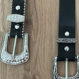 Bälte (vänster)  - Säljer separat från dom andra 