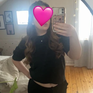 stickad tröja  - säljer denna då den inte kommer till användning längre, den är i nyskick bara använd 3 gånger🩷 den är liten i storleken så jag skulle säga att den motsvarar M