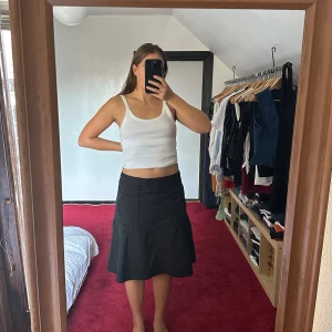 Esprit kjol - Svart knälångkjol från Esprit. Häftigt snitt på den och sitter snyggt lågmidjat.