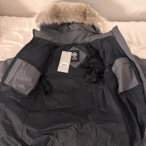 Canasta goose jacka äkta - Säljer denna pga ingen användning, aldrig använd och fick som gåva för 2 veckor sen (endast testad) funkar för både tjej och kille och modellen är lång. Ordinarie pris: 18,800kr  Mötas upp inom Skåne går & leverans Fler bilder finns! 😊