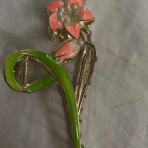 Hårklämma - En gullig gårklämma med en blomma och lite pärlor