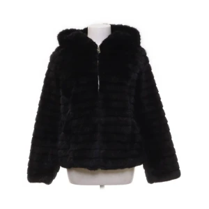 Teddy jacka - Super trendig päls ”jacka” med en stor o najs luva💕Hör av dig om du har frågor💕