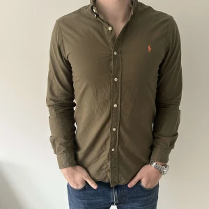 Skjorta Ralph Lauren - Skjorta från Polo Ralph Lauren | Stlk: M slim fit - skjortan är i bra skick utan defekter - Pris 529 - Nypris ligger runt 1499-1599kr.