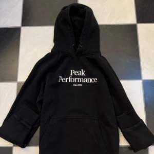 Tjena, säljer just nu denna snygga Peak performance hoodie i storlek M som köptes för 1299kr men säljer nu för endast 350kr, hoodien är fortfarande i god skick och har inga skador, hör av er för ytterligare funderingar! 💯😁