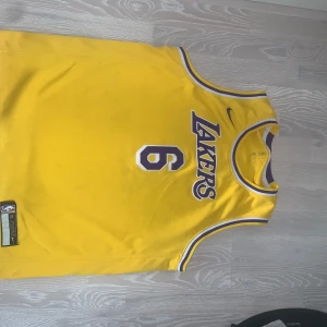 Lakers linne  - Gult lakers linne i nyskick och den är beställd från zalando för 1049kr och är aldrig använd