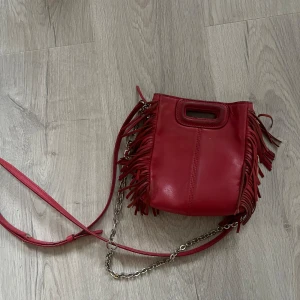 Röd maje väska  - Fin röd maje väska i den lilla storleken! Bra skick, dock har färgen börjat släppa vid handtaget på båda sidor! Båda banden medföljer 