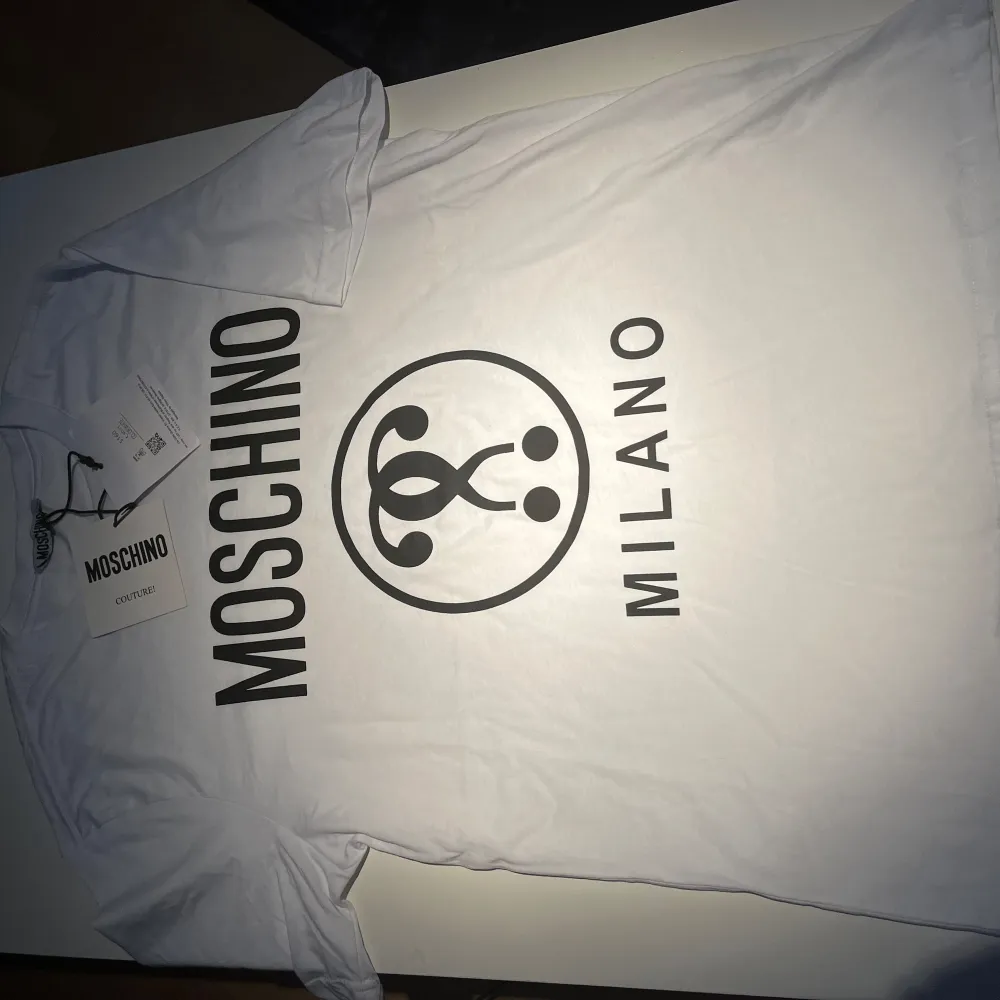 En Moshino tröja svart o vit skit snygg , bra kvalitet storlek S.. T-shirts.