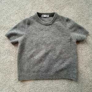 zara tröja💘💘 - säljer min fina tröja från zara ❤️Den är i bra skick ❤️Den är i st S men passar mig som är 146 så den är liten i storleken ❤️