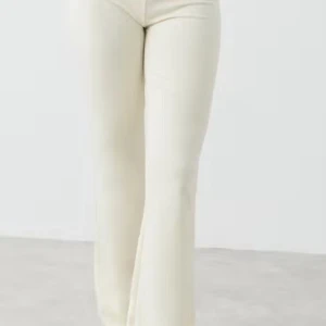 yoga pants från Gina Tricot - Hej! Säljer nu mina yoga pants från Gina Tricot då det är helt nya och inte kommit till någon användning. Köpte de för 360kr och säljer för 200kr (pris kan diskuteras). Köparen står för frakten inte jag! Bilderna är tagna från Gina Tricots hemsida!