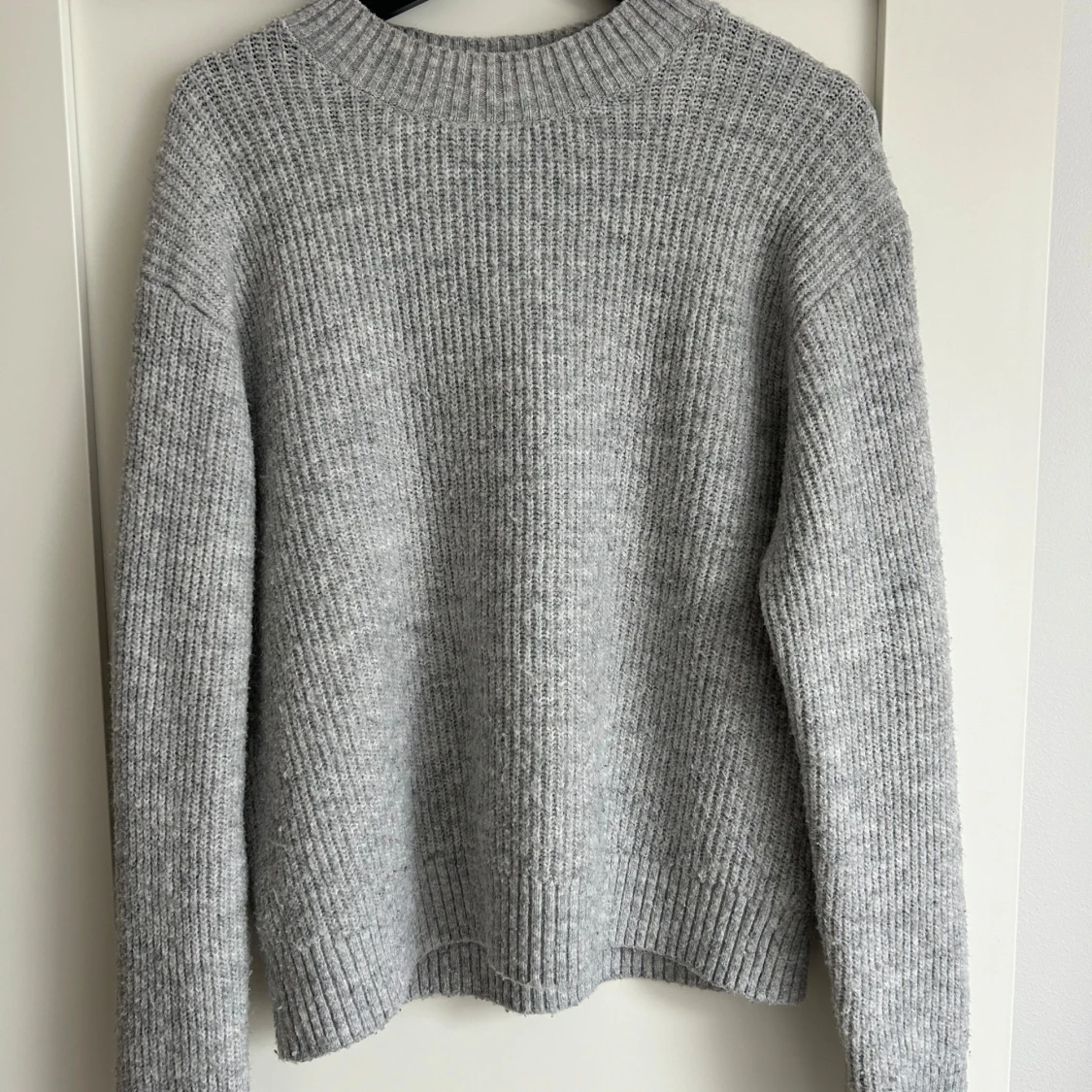 Grå stickad tröja  - 91