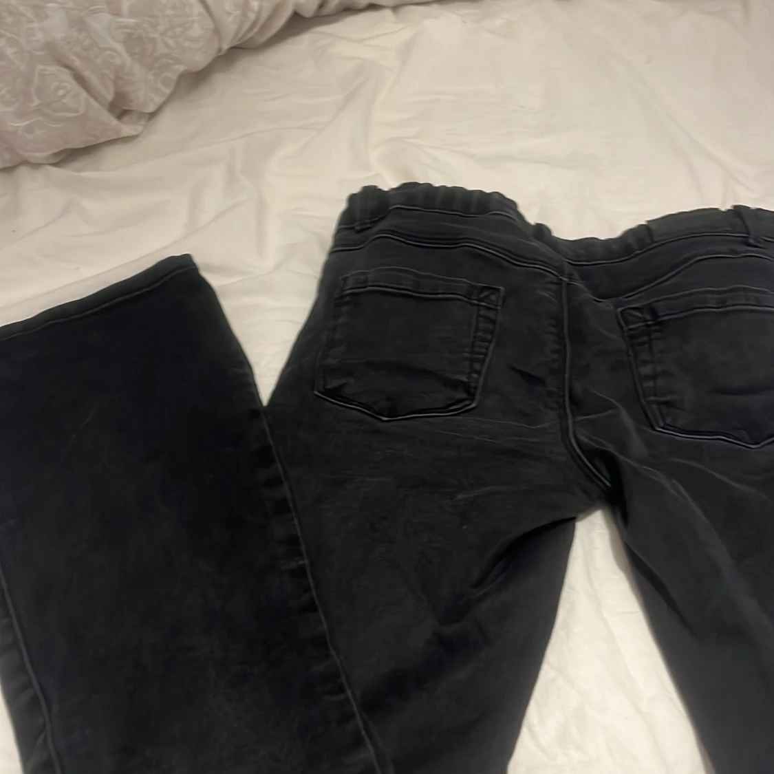 Jag säljer dessa svarta bootcut jeans för att de passar inte mig längre. Byxorna är ifrån ONLY i storlek 152/ 12 åring. Jeansen är i bra skick och och inte alls slitna - 91