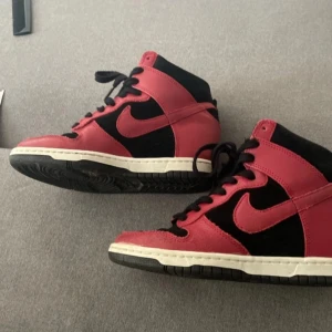 Skor  - Nike skor röda svarta