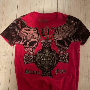 Xzavier tshirt - Passar som S, skriv för mått ellet fler bilder. Liten slitage på guldmärket på ryggen bara