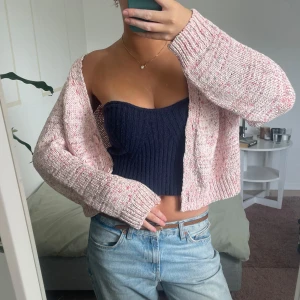 Kofta - As snygg rosa stickad kofta från Zara som jag tyvärr inte fått någon användning av❤️