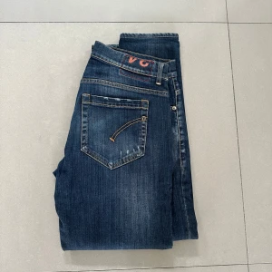 Dondup george jeans ( slitningar ) - ett par sjukt snygga dondup george jeans med riktigt snygga små slitningar, strlk 34, slimfit modell!  hör av er vid intresse 