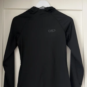 Träningsjacka - Svart träningsjacka med luva från OTP. Knappt använd. Jätteskön!