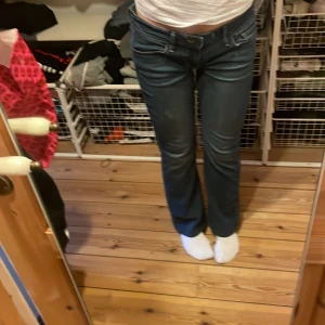 Fina bootcut jeans  - Passar perfekt på Xs och S. Jag själv säljer dessa för det aldrig kommer till användning och vill spara pengar men dessa köpte jag för 1000kr och säljer för 250 eftersom jag har aldrig använt dem 
