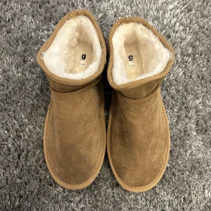 Gina uggs - Helt ny Gina uggs som jag säljer för dom  är förstora för mig🤎köpare står för frakt