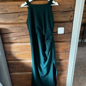 Balklänning  - Från bubbleroom  Storlek L Uppsydd i banden