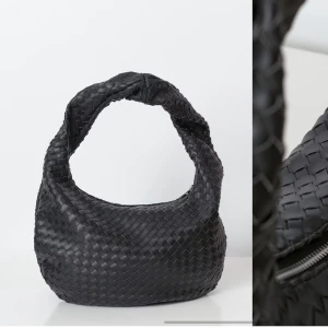 Slutsåld ginatricot väska  - Säljer denna snygga svarta väskan från ginatricot i den större storleken. Den rymmer mycket samt har ett fack inuti med dragkedja. Inga problem med dragkedjan/ fläckar eller liknande. Är i nyskick. Skriv för fler bilder🤗