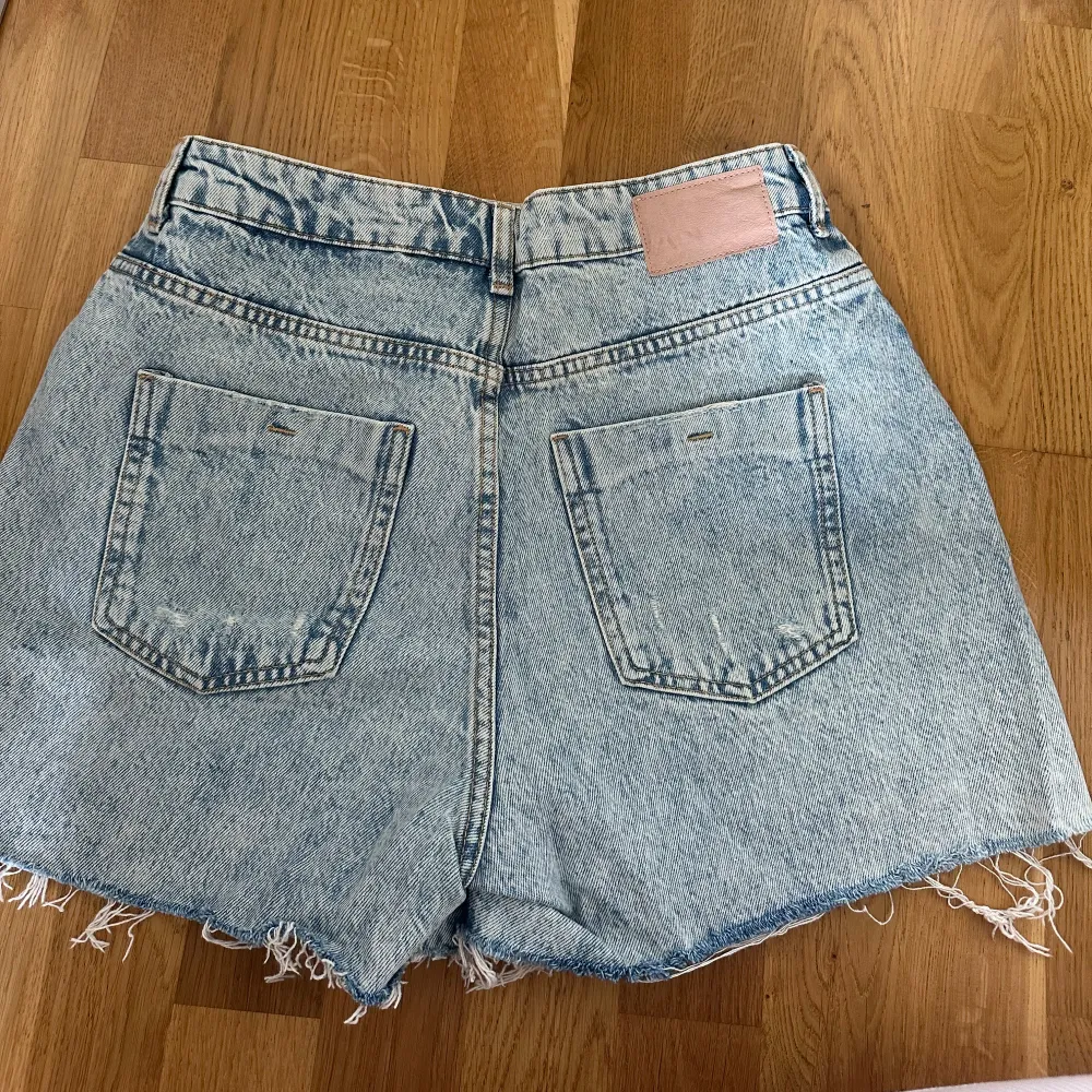 Fina zara shorts små i storleken passar 38. Shorts.