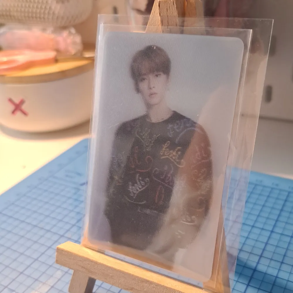 Straykids Leeknow holographic 'D'ICON' photocard♡ mint condition, 65kr + 18kr frakt!. Accessoarer.