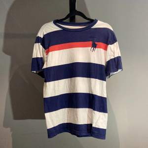 •Ralph Lauren t-shirt vit/blå randig. Condition: 7-8/10☑️. Storlek: L (14/16 yrs) 160/180 = storlek XS. Authentic: ✅. Skriv vid frågor & funderingar. Mvh Second Resell;)