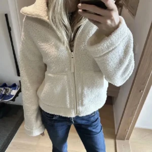 H&M Teddy jacka - Säljer min Teddy jacka från HM som inte sälja längre, jackan är i nyskick och har bara använts ett fåtal gånger. 🤍