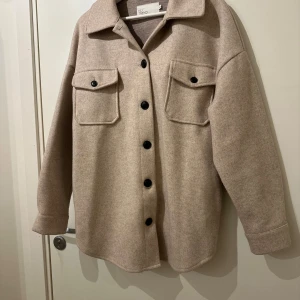 Nelly jacka/skjorta - Trendig jacka som även kan användas som tjockare skjorta. 