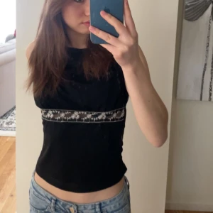 En svart topp - Säljer denna söta topp som passar till allt !😊