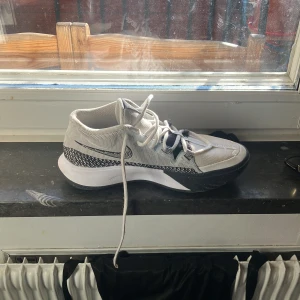  Kyrie Flytrap VI - Bra skick storlek 38 använt kanske 10-15 gånger kan förhandla om pris bor i Jämtland,bräcke 