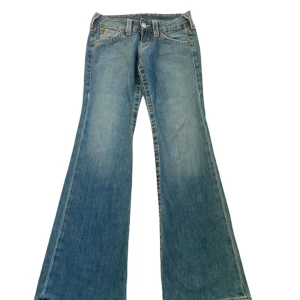 True religion jeans - Köpte dessa true religion jeans här på plick men insåg att när de kom hem var de alldeles förstora då jag inte visste vilken storlek jag skulle ha!💞Benlängd från midja ner är ca 100cm ( w26 ) inga skador, snygga😍 köptes för 420kr  Säljs för 240kr😍  