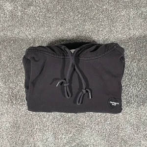 Carhartt Hoodie  - Säljer en riktigt najs hoodie från Carhartt. Jätteskön tröja utan några defekter.  Nypris: 1300kr