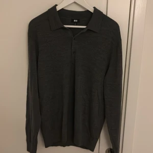 Långärmad Piké  - Säljer nu min Tunt stickade Långärmade Piké från Uniqlo för den är förliten för mig. Använd fåtal gånger. Storlek M men dock lite liten i storleken. Perfekt nu till hösten, pris kan diskuteras, hör av er vid frågor😃