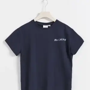 Trendig t-shirt från Gina Young. Aldrig använt därför perfekt skick. Nypris 149kr just nu