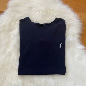 Ralph Lauren T-shirt  - Ralph Lauren T-shirt i storlek M. Gott skick.