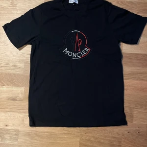 Moncler T-Shirt - Nyskick, passar bra som S och M. Prutning är tillåtet. Hör görna av er😁
